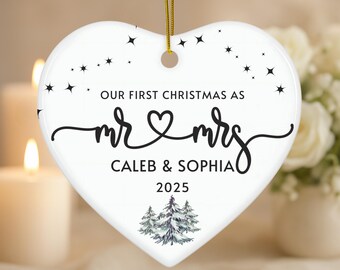 Adorno de boda minimalista personalizado "Primera Navidad con el Sr. y la Sra. Bosque" 2025 - Personalizable con nombres y fecha - Subtle Stars