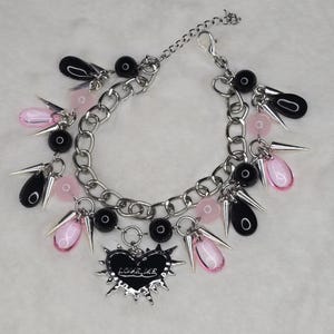 Puede incluir: Un letrero de madera rústica con el texto "Welcome to our home" en letras blancas. El letrero presenta un acabado envejecido y un diseño simple y acogedor, perfecto para la decoración de la entrada.