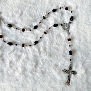 Rosenkranz ""Paramour"" Gothic Alternative Kreuz Anhänger Lange Halskette Succubus Accessoire."