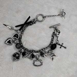 Alternativt medaljong, rosett, Sanrio svart & silver berlockarmband handgjorda smycken