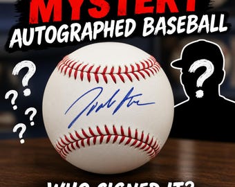 Puede incluir: Una pelota de béisbol blanca con costuras rojas y un autógrafo en tinta azul. El texto MYSTERY AUTOGRAPHED BASEBALL y WHO SIGNED IT? aparece junto a signos de interrogación blancos y una silueta negra con un signo de interrogación.