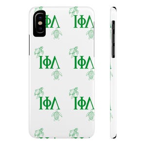 Könnte beinhalten: Weißes iPhone-Case mit einem grünen Muster aus Meeresschildkröten und den griechischen Buchstaben "IΦΛ".