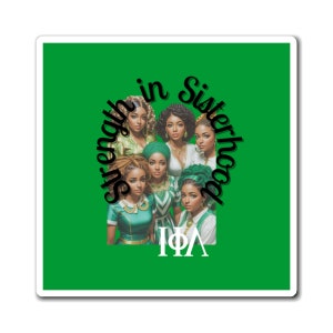 Op de afbeelding: Een vierkante sticker met een groene achtergrond. Het toont een groep van zeven vrouwen, met de tekst "Strength in Sisterhood" in een boog eromheen. De Griekse letters "IΦΛ" staan onderaan. De vrouwen dragen groene en witte outfits.