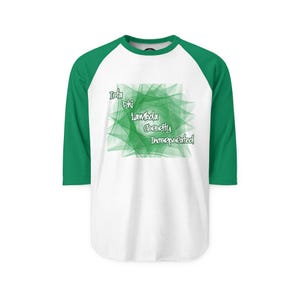 Pode incluir: Camiseta de beisebol raglan branca e verde com mangas verdes. A frente da camisa apresenta o texto "Iota Phi Lambda Sorority Incorporated" em uma fonte verde estilizada sobre um design abstrato verde.