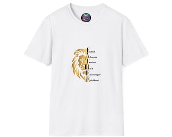 Op de afbeelding: Wit T-shirt met een gouden leeuwenkop afbeelding en het woord FATHER, waarbij elke letter een positieve eigenschap vertegenwoordigt. Het shirt is gemaakt van een zacht, comfortabel materiaal.