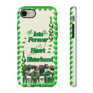 Op de afbeelding: Een groene en witte telefoonhoes met een hartontwerp en de tekst "Iota Forever Heart Sisterhood 1929". De hoes toont een groep vrouwen in groene jurken.