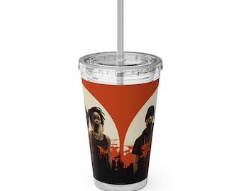 Puede incluir: Un vaso de plástico transparente con tapa y pajita. El vaso presenta un diseño con dos figuras sobre un fondo crema, enmarcado por un arco rojo. Las figuras visten de negro y dorado, con un paisaje urbano en la parte inferior.