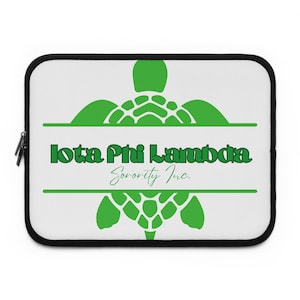 Op de afbeelding: Witte laptophoes met een groen schildpadontwerp en de tekst "Iota Phi Lambda Sorority Inc."