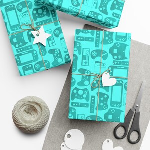 Carta da regalo per controller di gioco retrò in verde acqua con i gamepad iconici delle console portatili perfette per i giocatori e gli appassionati di tecnologia