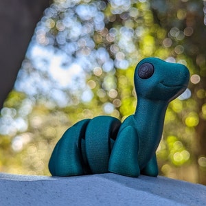 ベビーブロントサウルス、3Dプリントされた関節式フレキシブルフィジェットトイ感覚ペットかわいい3Dプリントミニギフトアイデア、恐竜フィジェット、3Dプリント恐竜
