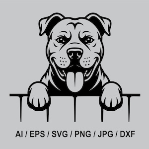Puede incluir: Gráfico en blanco y negro de un perro sonriente con la lengua fuera, las patas apoyadas en una barra. El perro es un pit bull terrier. La imagen incluye el texto: AI / EPS / SVG / PNG / JPG / DXF.