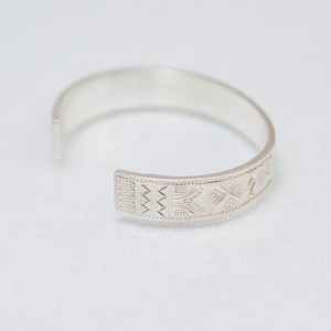 Handgemaakte zilveren Hmong-armband (Kauj Toog Hmoob Nyiaj Ib)
