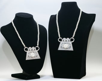 Ciondolo a forma di fiore in argento goffrato su Phiaj con collana di perline in argento