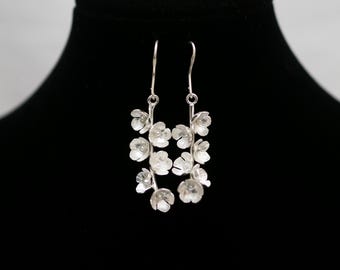 Orecchini a gancio in argento con fiori di ciliegio