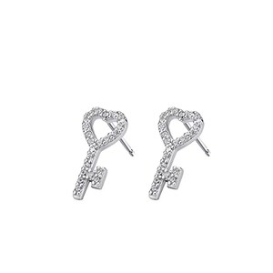 Puede incluir: Un par de pendientes de plata en forma de llave con un ojo de cerradura en forma de corazón. Los pendientes están incrustados con pequeñas piedras de circonita cúbica transparentes.