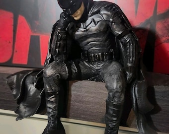Statue de Batman triste | Figurine d'humeur Gotham Guardian | Modèle déprimé de héros de chevalier noir | PLA+ résistant aux chocs imprimé en 3D | Décoration de bureau super-héros