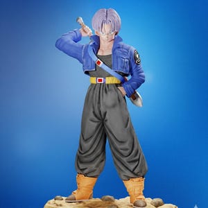 Puede incluir: Figura de un personaje con cabello morado, vistiendo una chaqueta azul, pantalones grises y botas naranjas. El personaje sostiene una espada y está de pie sobre una base rocosa contra un fondo azul. La chaqueta tiene un cinturón amarillo.