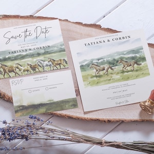 Pode incluir: Convite de casamento "Save the date" com uma ilustração em aquarela de cavalos correndo por um campo. O convite é para Tatiana e Corbin, com a data do casamento em 09 de maio de 2023.