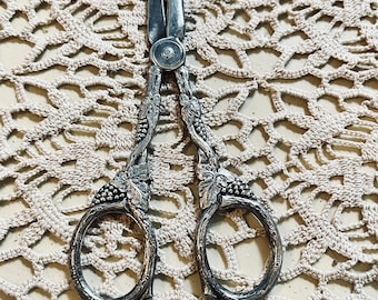 希少でユニークな銀のハサミ。19世紀のアンティークシルバー。鳥の装飾