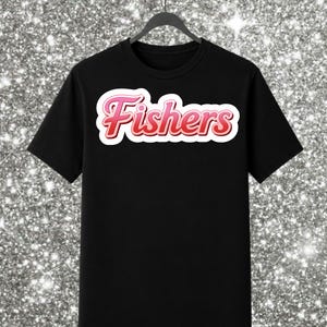 Camiseta con el logotipo vintage de Fishers High School, letras rojas degradadas / HSE Schools
