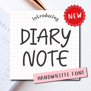 Puede incluir: Primer plano de un bloc de notas blanco con un patrón de cuadrícula, con las palabras "DIARY NOTE" en una fuente manuscrita. La palabra "introducing" está encima del texto, y una pegatina roja "NEW" está en la esquina superior derecha. Una etiqueta rosa dice "HANDWRITTE FONT".