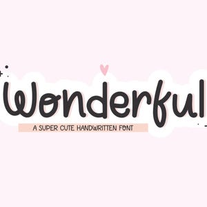 Puede incluir: Gráfico digital con la palabra "Wonderful" en fuente negra escrita a mano. Debajo, el texto "A SUPER CUTE HANDWRITTEN FONT" en fuente marrón claro más pequeña. Un pequeño corazón rosa encima de la palabra "Wonderful". El fondo es rosa claro.