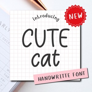 Puede incluir: Un papel cuadriculado blanco con las palabras "CUTE cat" en una fuente manuscrita. La palabra "introducing" está encima de las palabras "CUTE cat". Una estrella roja con la palabra "NEW" está a la derecha. Un rectángulo rosa dice "HANDWRITTE FONT".