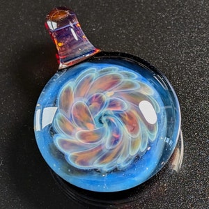 Fleur en verre soufflé à la main/pendentif implosion clair en forme de moulinet - verre borosilicaté avec pétales ambre/violet, support argent fumé