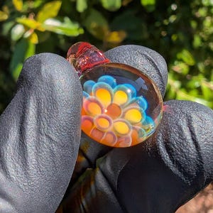 Pendentif implosion en pointillés en verre borosilicaté et fleur fantôme -- livré avec une boîte-cadeau et une chaîne