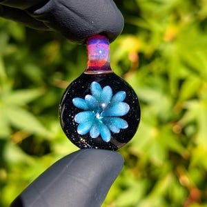 Pendentif implosion de fleurs en verre borosilicaté métallique -- livré avec une boîte-cadeau et une chaîne