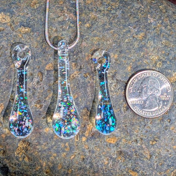 砕いたオパールのホウケイ酸ガラスペンダント：ハンドメイドのティア