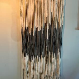 Colgante de pared de Macrame con tinte de inmersión, colgante de pared de Macrame con tinte de inmersión gris, colgante de pared de Macrame, tapiz de Macrame, soporte de madera de arte de pared de Macrame Ombre