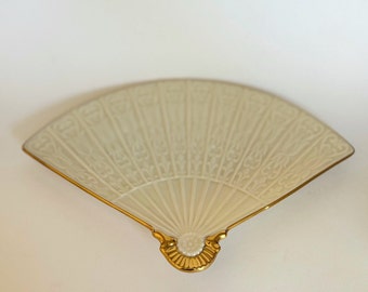 Vassoio vintage a forma di ventaglio in porcellana goffrata Lennox, fuori produzione nel 1982. Il pezzo contiene foglia d'oro 24k