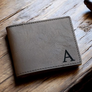 Billetera grabada, billetera personalizada, billetera de cuero, billetera de cuero personalizable, billetera única hecha a mano, perfecta para padrinos de boda, regalo de aniversario