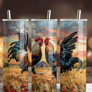Può includere: Tre bicchieri isolati in acciaio inossidabile con un design a gallo. L'opera d'arte presenta galli in un campo con uno sfondo di tramonto. Ogni bicchiere ha una cannuccia argentata e un coperchio bianco.