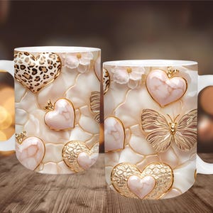 Puede incluir: Taza de cerámica blanca con un patrón repetido de corazones, mariposas y flores doradas, rosas y con estampado de leopardo. El diseño tiene un efecto 3D, con un asa blanca. La taza está sobre una superficie de madera.