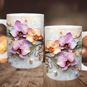 Puede incluir: Dos tazas de cerámica blanca con un diseño floral. Las tazas presentan un primer plano de orquídeas rosas y amarillas con detalles nacarados.