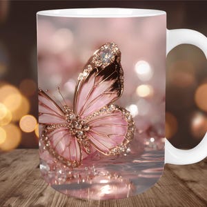 Peut inclure: Mug en céramique blanche avec un motif de papillon rose, des accents dorés et des ornements scintillants. Le papillon a des ailes roses et est orné de cristaux. Le fond est rose clair avec des lumières bokeh.