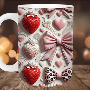 Puede incluir: Taza de cerámica blanca con un patrón repetido de fresas rojas, lazos rosas y corazones. El diseño incluye un lazo con estampado de leopardo y detalles florales en relieve. La taza tiene un asa blanca y un fondo borroso.
