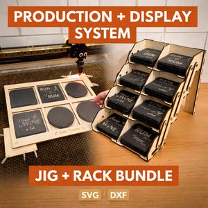 Könnte beinhalten: Ein Holz-Display-Rack mit Schieferuntersetzern. Die Untersetzer haben eingravierte Texte wie "Run Rum" und "I tend to wine a lot". Der Text "Production + Display System" und "JIG + RACK BUNDLE" ist ebenfalls sichtbar.