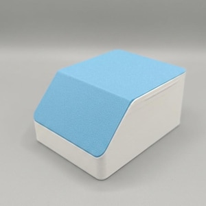 Foldable 3D printed display with transport lid installed, showing the protective cover for safe storage and transport of the display and trays.