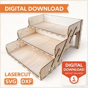 Puede incluir: Un expositor de madera de tres niveles con el texto "DESCARGA DIGITAL" y "LASERCUT SVG DXF". El expositor está hecho de madera de color claro y tiene un diseño escalonado. La imagen también incluye un gráfico "DESCARGA DIGITAL" rojo y blanco.
