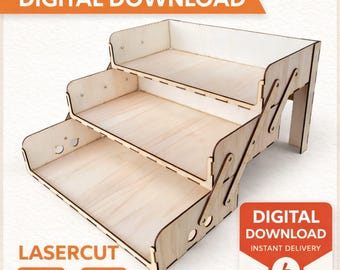 Może przedstawiać: Trzypoziomowy drewniany stojak wystawowy z tekstem "POBIERANIE CYFROWE" i "LASERCUT SVG DXF". Stojak wykonany jest z jasnego drewna i ma schodkową konstrukcję. Obraz zawiera również czerwoną i białą grafikę "POBIERANIE CYFROWE".