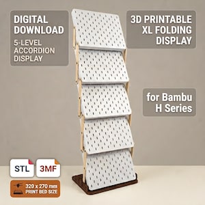 Op de afbeelding: Een 5-laags accordeon pegboard displaystandaard in wit met licht houtkleurige zijsteunen en een donkerbruine voet. Tekst bevat DIGITAL DOWNLOAD, 3D PRINTABLE XL FOLDING DISPLAY for Bambu H Series, STL, 3MF en 320 x 270 mm printbedafmeting.