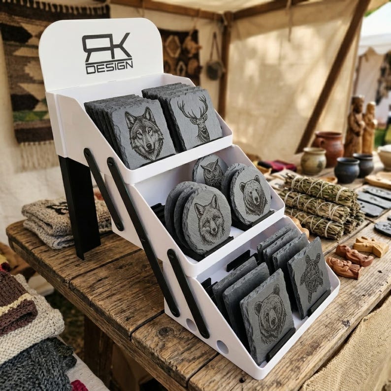 Untersetzer Display im Einsatz auf einem Marktstand zur professionellen Präsentation von Schiefer Untersetzern