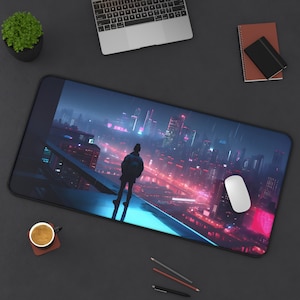 Könnte beinhalten: Eine schwarze und blaue Mausmatte mit einer futuristischen Skyline und einer einsamen Figur, die auf einem Dach steht. Die Stadt ist mit Neonlichtern beleuchtet und der Himmel ist dunkel und regnerisch.