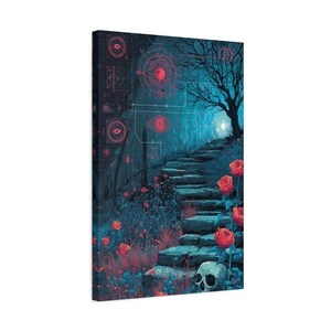 Op de afbeelding: Een canvas print met een mystieke scène met een stenen trap die naar een helder licht leidt. Rode rozen en een schedel staan aan de voet van de trap. Het kunstwerk heeft een donkerblauw en blauwgroen kleurenpalet met rode geometrische ontwerpen.