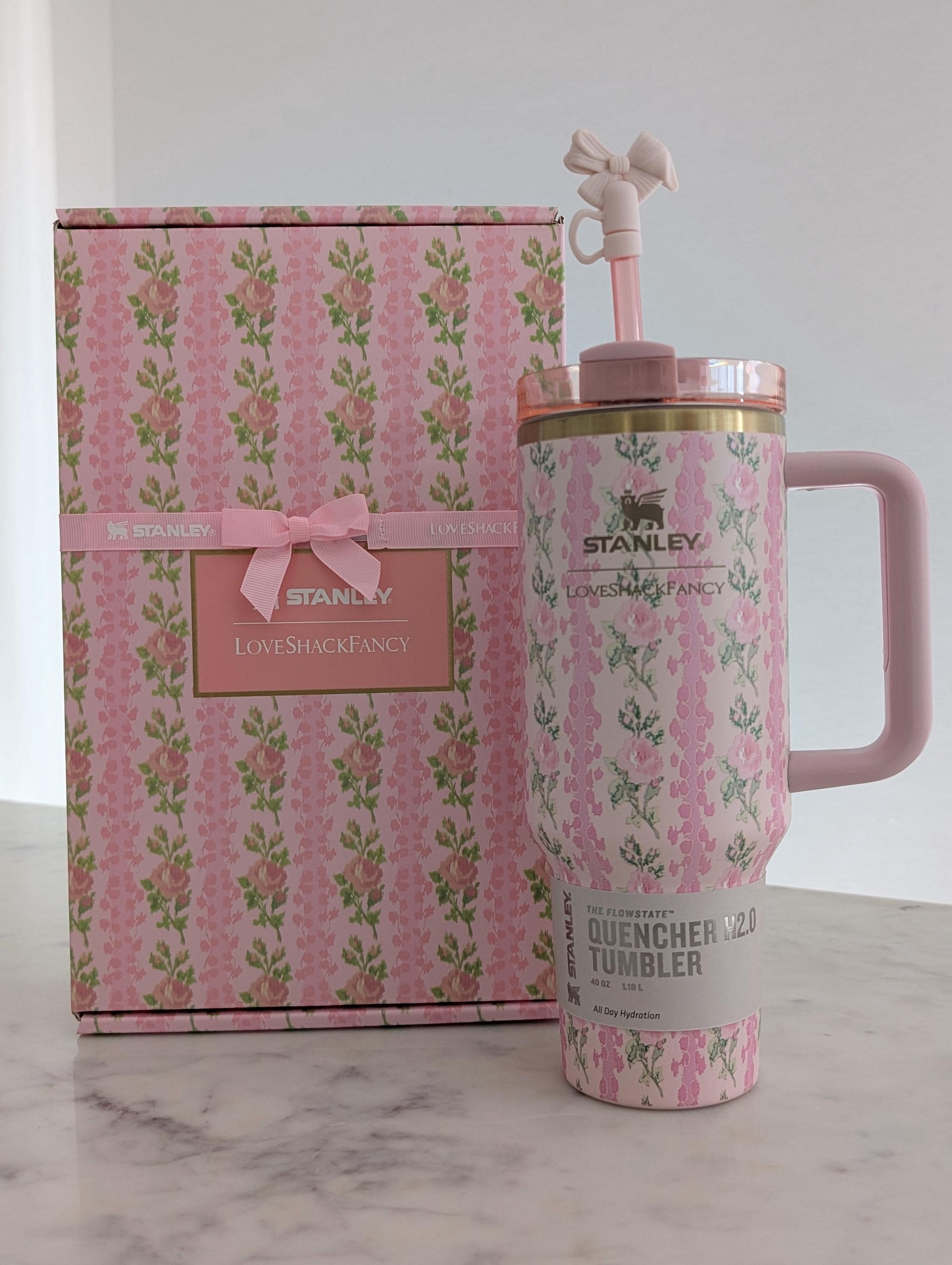 STANLEY love shack fancy 花柄 水筒　タンブラー The Stanley x LoveShackFancy Quencher | 40 Oz Happy Thoughts