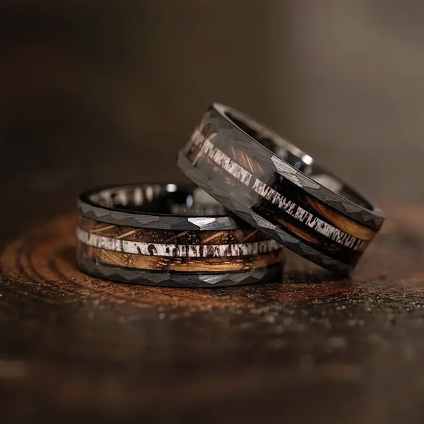 Zwarte gehamerde wolfraam trouwring | Verkoold whiskyvat en gewei-inleg | Geweiring | Zwarte houten ring | Whiskey vat ring