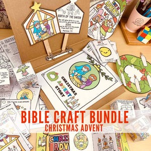 Peut inclure: Un ensemble de fournitures de bricolage sur le thème de Noël, comprenant des pages à colorier, des ornements et une crèche découpée. Les mots "BIBLE CRAFT BUNDLE" et "CHRISTMAS ADVENT" sont affichés. Une tasse rose et un cube de Rubik sont également visibles.